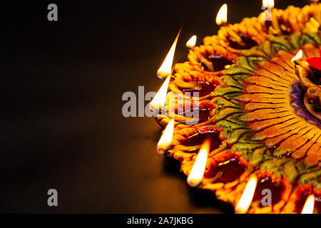 La gravure traditionnelle Diya lampes à huile sur plaque de célébration sans peuple Diwali Festival Banque D'Images