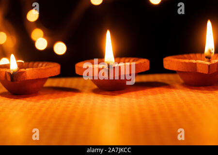 Close-up burning Diyas argile-Huile lampe Éclairage sur Diwali Festival célébration Personne n Banque D'Images