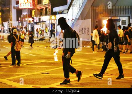 Hong Kong, Chine. 09Th Nov, 2019. La Police de Hong Kong utilisent des gaz lacrymogènes, du poivre de cayenne et de canons à eau pour disperser des manifestants anti-gouvernement comme des milliers de personnes se sont rassemblées pour une manifestation interdite à Causeway Bay, Wanchai et de Mongkok. Gonzales : Crédit Photo/Alamy Live News Banque D'Images