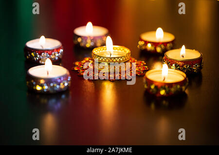 Bougie allumée avec lumières floues pendant Indian festival du Diwali en-Inde Banque D'Images