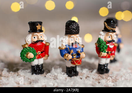 Sur le thème de Noël Décoration figurines. Toy Soldiers Noël Casse-Noisette à partir d'un conte de fées. Décoration d'arbre de Noël. Décor de fête, chaleureuse lumière effet bokeh Banque D'Images