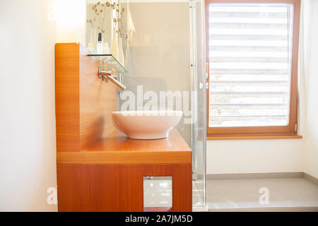 Close up of salle de bains lavabo sur un sol en bois haut de la vanité Banque D'Images