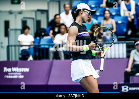 Joueur de tennis professionnel chinois Zheng Saisai joue contre le joueur de tennis professionnel italien Jasmine Paolini à la première ronde de WTA Guangzhou O Banque D'Images