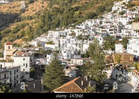 Vues de Pampaneira village de Granada, Espagne. Magnifique paysage de montagne et Pampaneira, dans la Alpujarra Granadina au cours d'une journée ensoleillée. Banque D'Images