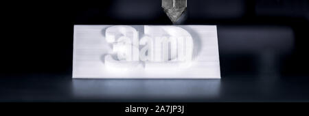 Signer avec des lettres et le texte 3D est ou a été imprimé, le concept d'imprimante 3D de la technologie moderne Banque D'Images