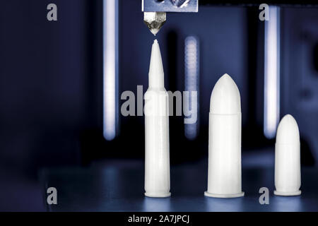 Cartouches et tambour revolver sont imprimées dans une imprimante 3D, des concepts tels que la production d'armes et le commerce des armes, les dangers d'armes nouvelles technologies Banque D'Images