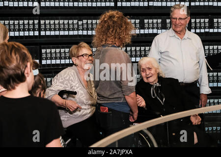 Jérusalem, Israël. 3 novembre, 2019. Sauveteur grec MELPOMENI DINA (2e R), nee Gianopoulou , 92, qui vit maintenant à Thessalonique, Grèce, le réunit avec SARAH YANAI (4R), nee Mordechai, 86, YOSSI MOR (R), anciennement Mordechai, 77, et 40 de leurs descendants pour la première fois depuis la Seconde Guerre mondiale. Avec l'invasion nazie de la Grèce le Gianopoulou ont pris la famille famille Mordechai dans leur maison à Veria, à l'ouest de Thessalonique, et fourni pour eux depuis plus de deux ans, shairng leurs rations alimentaires malgré les risques. Credit : Alon Nir/Alamy Live News Banque D'Images