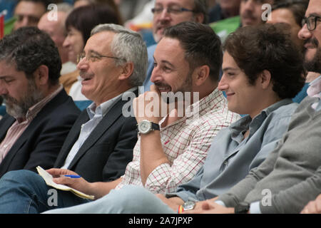 Oviedo, Espagne. 09Th Nov, 2019. Oviedo, Espagne : le président de VOX, Santiago Abascal observe pendant l'acte avec Santiago Abascal dans le Palais des Congrès et Expositions Ville de Oviedo à Oviedo, Espagne le 02 novembre 2019. (Photo par Alberto Brevers/Pacific Press) Credit : Pacific Press Agency/Alamy Live News Banque D'Images