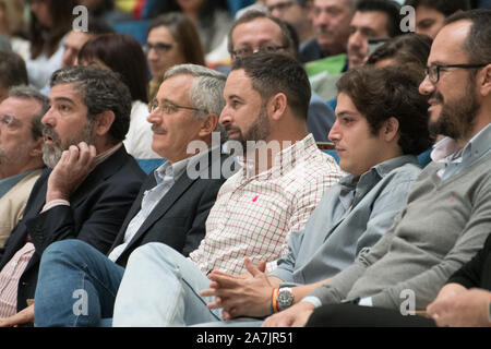 Oviedo, Espagne. 09Th Nov, 2019. Oviedo, Espagne : le président de VOX, Santiago Abascal observe pendant l'acte avec Santiago Abascal dans le Palais des Congrès et Expositions Ville de Oviedo à Oviedo, Espagne le 02 novembre 2019. (Photo par Alberto Brevers/Pacific Press) Credit : Pacific Press Agency/Alamy Live News Banque D'Images