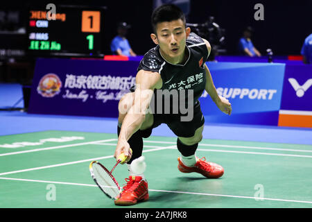 Joueur de badminton professionnel chinois Chen Long est en concurrence contre joueur de badminton professionnel malaisien Lee Zii Jia à la première série de Victor Chin Banque D'Images