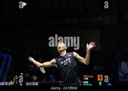 Joueur de badminton professionnel chinois Chen Long est en concurrence contre joueur de badminton professionnel malaisien Lee Zii Jia à la première série de Victor Chin Banque D'Images