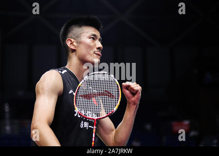 Joueur de badminton professionnel chinois Chen Long est en concurrence contre joueur de badminton professionnel malaisien Lee Zii Jia à la première série de Victor Chin Banque D'Images