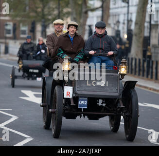 Whitehall, Londres, Royaume-Uni. 3 novembre 2019. Début de la 123e anniversaire démarreurs sur Bonhams Londres à Brighton Veteran Car Run arrivent à Whitehall dans une semi-obscurité avec feu de croisement sur leur voyage à 60 milles de la côte sud. De droit : 1902 Columbia Electric car. Credit : Malcolm Park/Alamy Live News. Banque D'Images