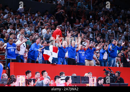 Pour des fans de l'Équipe nationale de basket-ball dominicaine célébrer après la note de l'équipe au deuxième tour du groupe F Allemagne vs République Dominicaine 2019 FIBA Ba Banque D'Images