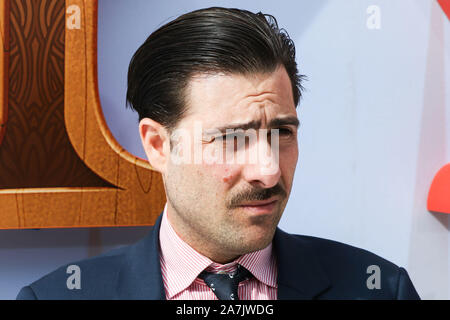 WESTWOOD, LOS ANGELES, CALIFORNIE, USA - 02 novembre : Jason Schwartzman, arrive à la première de Los Angeles de Netflix 'Klaus' qui s'est tenue au Regency Village Theatre Le 2 novembre 2019 à Westwood, Los Angeles, Californie, États-Unis. (Photo par Image Press Office) Banque D'Images