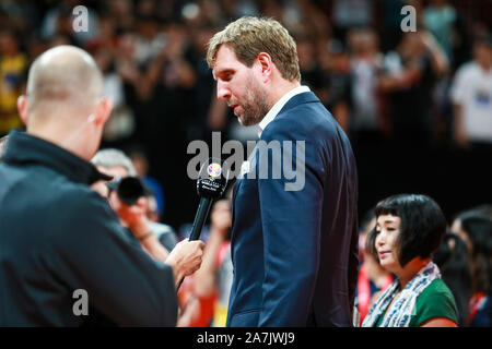 Ancien joueur de basket-ball allemand Dirk Nowitzki réagit comme il regarde le premier match de groupe G trouvé entre l'Allemagne et l'équipe nationale de basket-ball Fran Banque D'Images