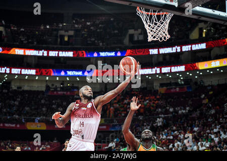 Un joueur de basket-ball de Venezuela sauts pour un lay-up pendant le match de groupe contre la concurrence de la Côte d'Ivoire Coupe du Monde de Basket-ball de la FIBA à Beijing, Banque D'Images