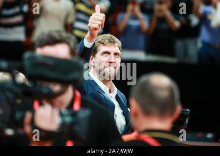 Ancien joueur de basket-ball allemand Dirk Nowitzki réagit comme il regarde le premier match de groupe G trouvé entre l'Allemagne et l'équipe nationale de basket-ball Fran Banque D'Images