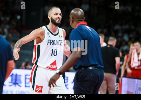 Evan Fournier, gauche, de France de basket-ball célèbre après avoir marqué contre l'équipe nationale de basket-ball de l'Allemagne dans le premier match de Banque D'Images