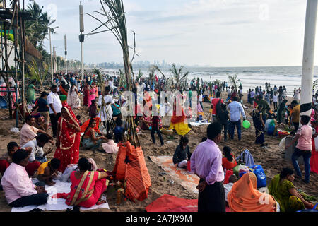 Mumbai, Inde. 02 Nov, 2019. Les dévots hindous indiens prendre part dans les rituels de Chhath Puja festival à Juhu Beach le 02 novembre 2019, à Mumbai. Banque D'Images