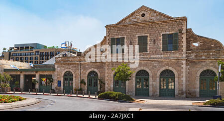 Avant de la tahanah rishonah première gare dans le centre de Jérusalem en Israël avec des bâtiments modernes à l'arrière-plan Banque D'Images