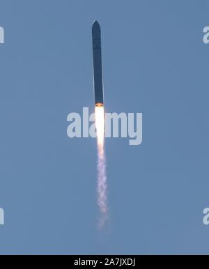 Wallops, États-Unis d'Amérique. 02 novembre, 2019. Le Northrop Grumman Antares fusée, avec ravitaillement à bord de l'engin spatial Cygnus, décolle à partir de la plateforme de lancement-0A au NASA Wallops Flight Facility 2 novembre 2019 en Virginie, Wallops. La mission de ravitaillement en marchandises commerciales offrira 8 200 livres de recherche, de fournitures et de l'équipage du véhicule à la la Station spatiale internationale. Credit : NASA/Bill Ingalls/Alamy Live News Banque D'Images