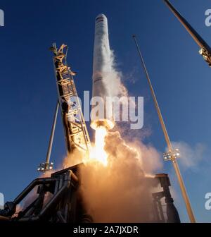 Wallops, États-Unis d'Amérique. 02 novembre, 2019. Le Northrop Grumman Antares fusée, avec ravitaillement à bord de l'engin spatial Cygnus, décolle à partir de la plateforme de lancement-0A au NASA Wallops Flight Facility 2 novembre 2019 en Virginie, Wallops. La mission de ravitaillement en marchandises commerciales offrira 8 200 livres de recherche, de fournitures et de l'équipage du véhicule à la la Station spatiale internationale. Credit : NASA/Bill Ingalls/Alamy Live News Banque D'Images