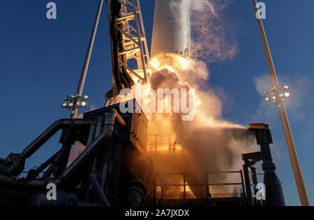 Wallops, États-Unis d'Amérique. 02 novembre, 2019. Le Northrop Grumman Antares fusée, avec ravitaillement à bord de l'engin spatial Cygnus, décolle à partir de la plateforme de lancement-0A au NASA Wallops Flight Facility 2 novembre 2019 en Virginie, Wallops. La mission de ravitaillement en marchandises commerciales offrira 8 200 livres de recherche, de fournitures et de l'équipage du véhicule à la la Station spatiale internationale. Credit : NASA/Bill Ingalls/Alamy Live News Banque D'Images