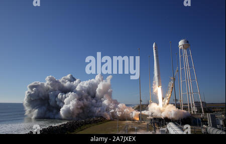 Wallops, États-Unis d'Amérique. 02 novembre, 2019. Le Northrop Grumman Antares fusée, avec ravitaillement à bord de l'engin spatial Cygnus, décolle à partir de la plateforme de lancement-0A au NASA Wallops Flight Facility 2 novembre 2019 en Virginie, Wallops. La mission de ravitaillement en marchandises commerciales offrira 8 200 livres de recherche, de fournitures et de l'équipage du véhicule à la la Station spatiale internationale. Credit : NASA/Bill Ingalls/Alamy Live News Banque D'Images