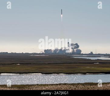 Wallops, États-Unis d'Amérique. 02 novembre, 2019. Le Northrop Grumman Antares fusée, avec ravitaillement à bord de l'engin spatial Cygnus, décolle à partir de la plateforme de lancement-0A au NASA Wallops Flight Facility 2 novembre 2019 en Virginie, Wallops. La mission de ravitaillement en marchandises commerciales offrira 8 200 livres de recherche, de fournitures et de l'équipage du véhicule à la la Station spatiale internationale. Credit : NASA/Bill Ingalls/Alamy Live News Banque D'Images