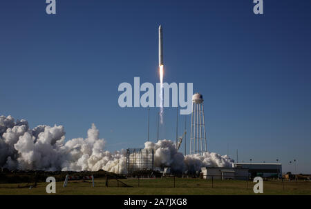 Wallops, États-Unis d'Amérique. 02 novembre, 2019. Le Northrop Grumman Antares fusée, avec ravitaillement à bord de l'engin spatial Cygnus, décolle à partir de la plateforme de lancement-0A au NASA Wallops Flight Facility 2 novembre 2019 en Virginie, Wallops. La mission de ravitaillement en marchandises commerciales offrira 8 200 livres de recherche, de fournitures et de l'équipage du véhicule à la la Station spatiale internationale. Credit : NASA/Bill Ingalls/Alamy Live News Banque D'Images