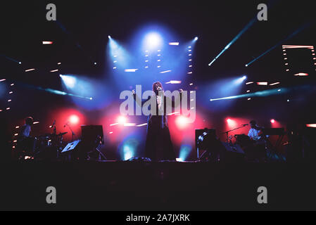 Torino, Italie. 06Th Nov, 2019. Le violoncelliste américain, chanteur et auteur-compositeur (de son vrai nom Lu Kelsey Kelsey McJunkins) spectacle sur scène au Club pour Club Festival 2019 (Photo par Alessandro Bosio/Pacific Press) Credit : Pacific Press Agency/Alamy Live News Banque D'Images