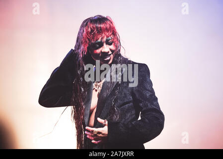 Torino, Italie. 06Th Nov, 2019. Le violoncelliste américain, chanteur et auteur-compositeur (de son vrai nom Lu Kelsey Kelsey McJunkins) spectacle sur scène au Club pour Club Festival 2019 (Photo par Alessandro Bosio/Pacific Press) Credit : Pacific Press Agency/Alamy Live News Banque D'Images