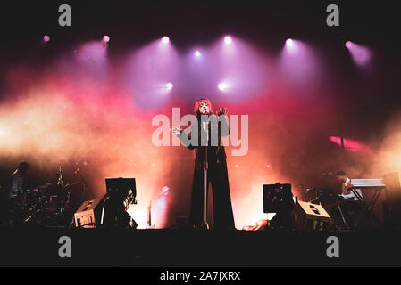 Torino, Italie. 06Th Nov, 2019. Le violoncelliste américain, chanteur et auteur-compositeur (de son vrai nom Lu Kelsey Kelsey McJunkins) spectacle sur scène au Club pour Club Festival 2019 (Photo par Alessandro Bosio/Pacific Press) Credit : Pacific Press Agency/Alamy Live News Banque D'Images