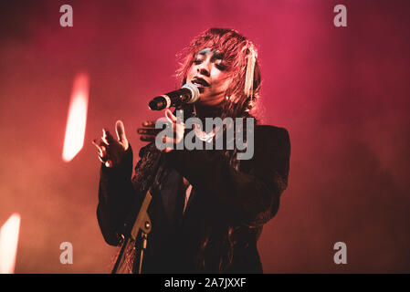 Torino, Italie. 06Th Nov, 2019. Le violoncelliste américain, chanteur et auteur-compositeur (de son vrai nom Lu Kelsey Kelsey McJunkins) spectacle sur scène au Club pour Club Festival 2019 (Photo par Alessandro Bosio/Pacific Press) Credit : Pacific Press Agency/Alamy Live News Banque D'Images