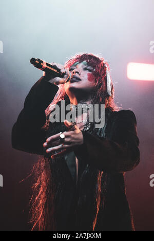 Torino, Italie. 06Th Nov, 2019. Le violoncelliste américain, chanteur et auteur-compositeur (de son vrai nom Lu Kelsey Kelsey McJunkins) spectacle sur scène au Club pour Club Festival 2019 (Photo par Alessandro Bosio/Pacific Press) Credit : Pacific Press Agency/Alamy Live News Banque D'Images