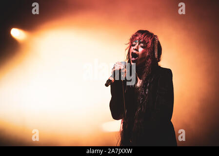 Torino, Italie. 06Th Nov, 2019. Le violoncelliste américain, chanteur et auteur-compositeur (de son vrai nom Lu Kelsey Kelsey McJunkins) spectacle sur scène au Club pour Club Festival 2019 (Photo par Alessandro Bosio/Pacific Press) Credit : Pacific Press Agency/Alamy Live News Banque D'Images