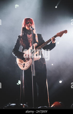 Torino, Italie. 06Th Nov, 2019. Le violoncelliste américain, chanteur et auteur-compositeur (de son vrai nom Lu Kelsey Kelsey McJunkins) spectacle sur scène au Club pour Club Festival 2019 (Photo par Alessandro Bosio/Pacific Press) Credit : Pacific Press Agency/Alamy Live News Banque D'Images