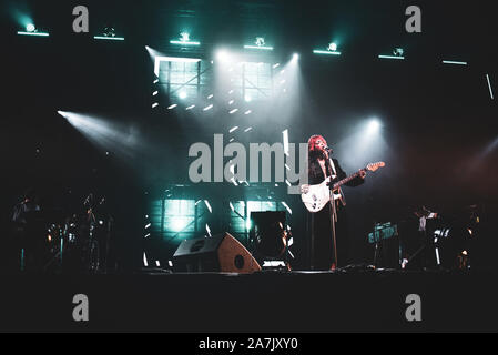 Torino, Italie. 06Th Nov, 2019. Le violoncelliste américain, chanteur et auteur-compositeur (de son vrai nom Lu Kelsey Kelsey McJunkins) spectacle sur scène au Club pour Club Festival 2019 (Photo par Alessandro Bosio/Pacific Press) Credit : Pacific Press Agency/Alamy Live News Banque D'Images