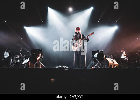 Torino, Italie. 06Th Nov, 2019. Le violoncelliste américain, chanteur et auteur-compositeur (de son vrai nom Lu Kelsey Kelsey McJunkins) spectacle sur scène au Club pour Club Festival 2019 (Photo par Alessandro Bosio/Pacific Press) Credit : Pacific Press Agency/Alamy Live News Banque D'Images