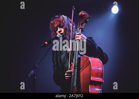 Torino, Italie. 06Th Nov, 2019. Le violoncelliste américain, chanteur et auteur-compositeur (de son vrai nom Lu Kelsey Kelsey McJunkins) spectacle sur scène au Club pour Club Festival 2019 (Photo par Alessandro Bosio/Pacific Press) Credit : Pacific Press Agency/Alamy Live News Banque D'Images