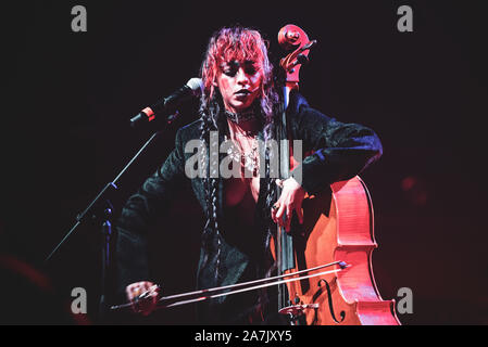 Torino, Italie. 06Th Nov, 2019. Le violoncelliste américain, chanteur et auteur-compositeur (de son vrai nom Lu Kelsey Kelsey McJunkins) spectacle sur scène au Club pour Club Festival 2019 (Photo par Alessandro Bosio/Pacific Press) Credit : Pacific Press Agency/Alamy Live News Banque D'Images