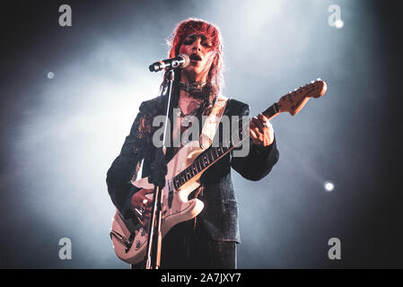 Torino, Italie. 06Th Nov, 2019. Le violoncelliste américain, chanteur et auteur-compositeur (de son vrai nom Lu Kelsey Kelsey McJunkins) spectacle sur scène au Club pour Club Festival 2019 (Photo par Alessandro Bosio/Pacific Press) Credit : Pacific Press Agency/Alamy Live News Banque D'Images