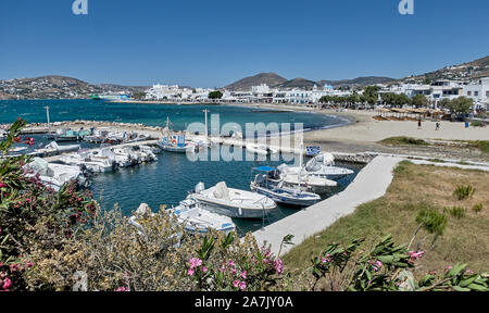 Paikia, l'île de Paros, Grèce - 30 juin 2019 : vue panoramique sur la marina, la plage et le port de Parikia à Paros Island, Grèce Banque D'Images