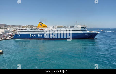 Paikia, l'île de Paros, Grèce - Juillet 02, 2019 : Blue Star Ferries au port de Naxos Paros le 2 juillet 2019. Banque D'Images