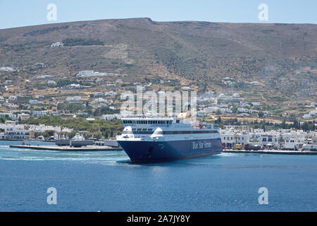 Paikia, l'île de Paros, Grèce - Juillet 02, 2019 : Blue Star Ferries au port de Naxos Paros le 2 juillet 2019. Banque D'Images