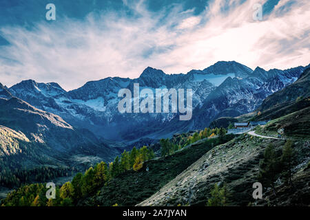 Vue panoramique sur la vallée de l'Obere Glanegg Alm (Malga Dosso Piccolo) avec le haut alp montagnes du Texelgroup (aen) Gruppo di Tessa Banque D'Images