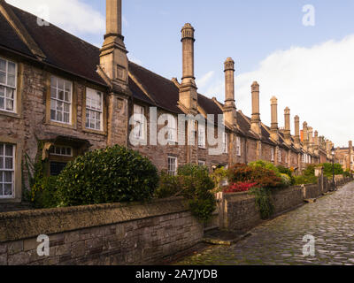 Les cheminées des maisons intéressantes dans Vicars' fermer purement plus ancienne rue résidentielle, avec bâtiments d'origine intact survivant Ville de Wells Somerset Engla Banque D'Images