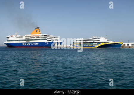 L'île de Naxos, Grèce - 11 juillet 2019 : Super Speed Boat Golden Star et Patmos Blue Star Ferries et d'unboarding au port de Naxos, Grèce Banque D'Images