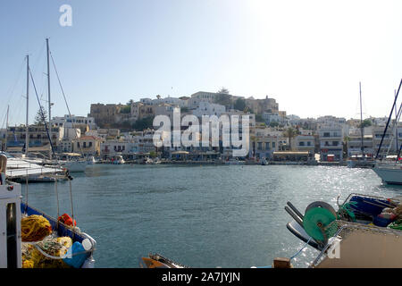 Naxos, Grèce - 11 juillet, 2109 ; Marina et port de la ville de Naxos, tôt le matin, Grèce Banque D'Images